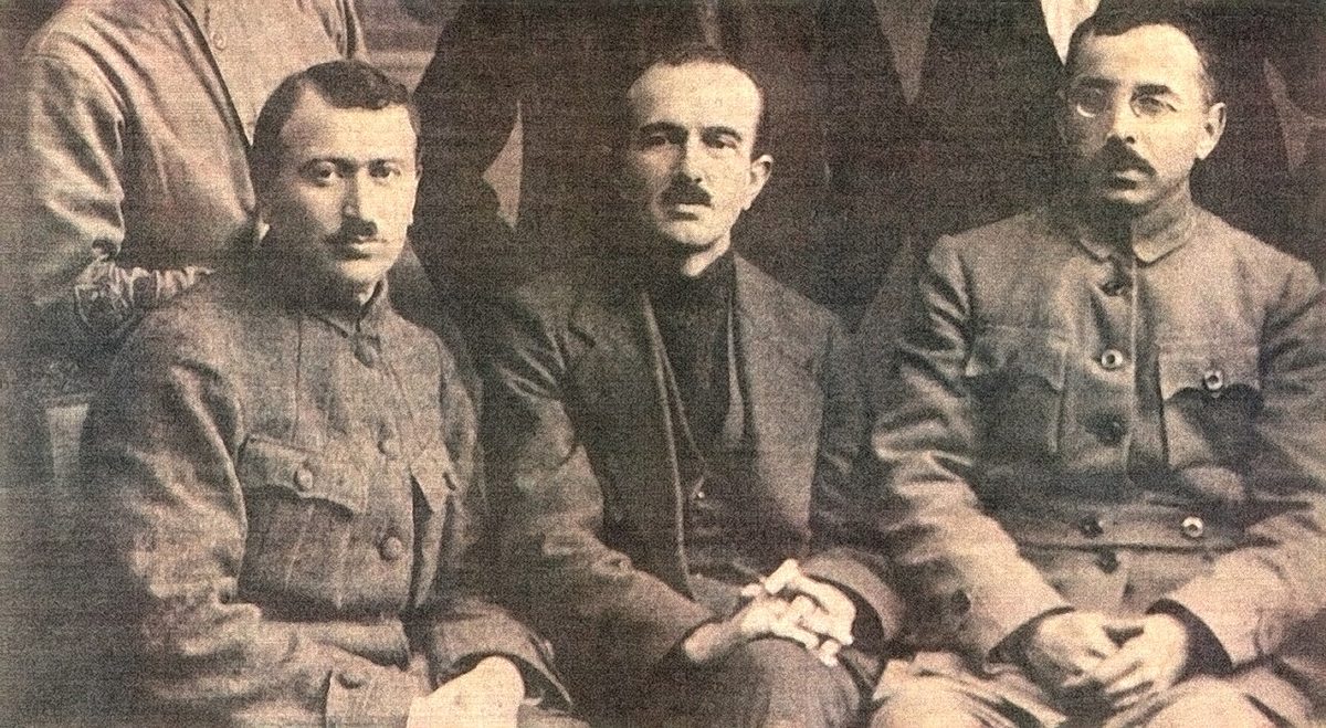 Mustafa Suphi (sağda) ve Ethem Nejat (ortada)