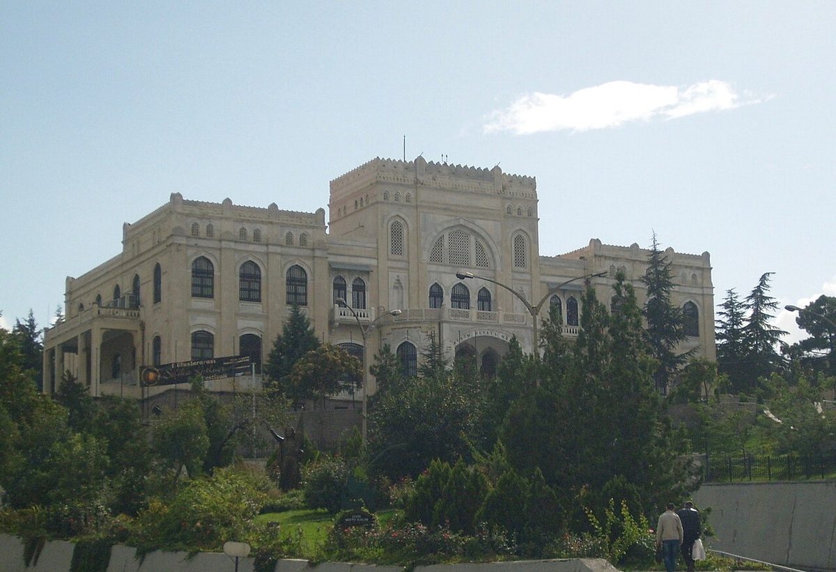 Özsoy'un ilk kez sahnelendiği Ankara Halkevi binası, bugün Resim ve Heykel Müzesi