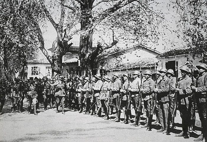 Yunan komutan Dimitrios Ioannou Akhisar'da, Haziran 1920