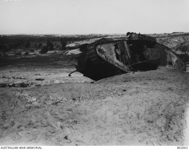 Gazze önünde 1917'de hareketsiz kalan İngiliz tankı