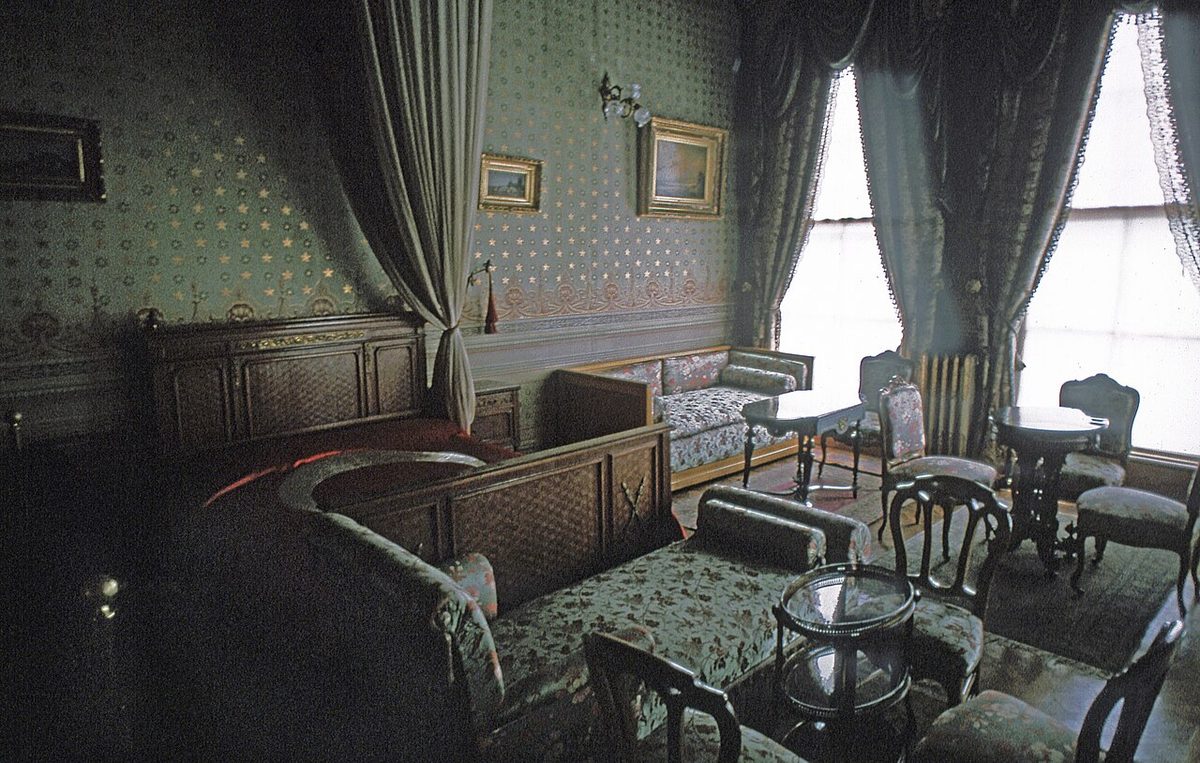 Dolmabahçe Sarayı'nda Atatürk'ün yatağı, 1993