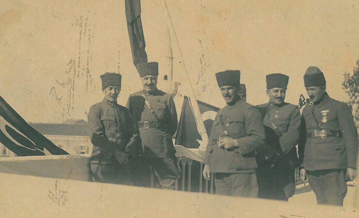 Komutanlar İzmir Hükümet Konağı'nın balkonunda, 10 Eylül 1922