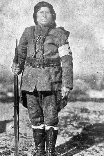 Efe kıyafetiyle Çete Ayşe