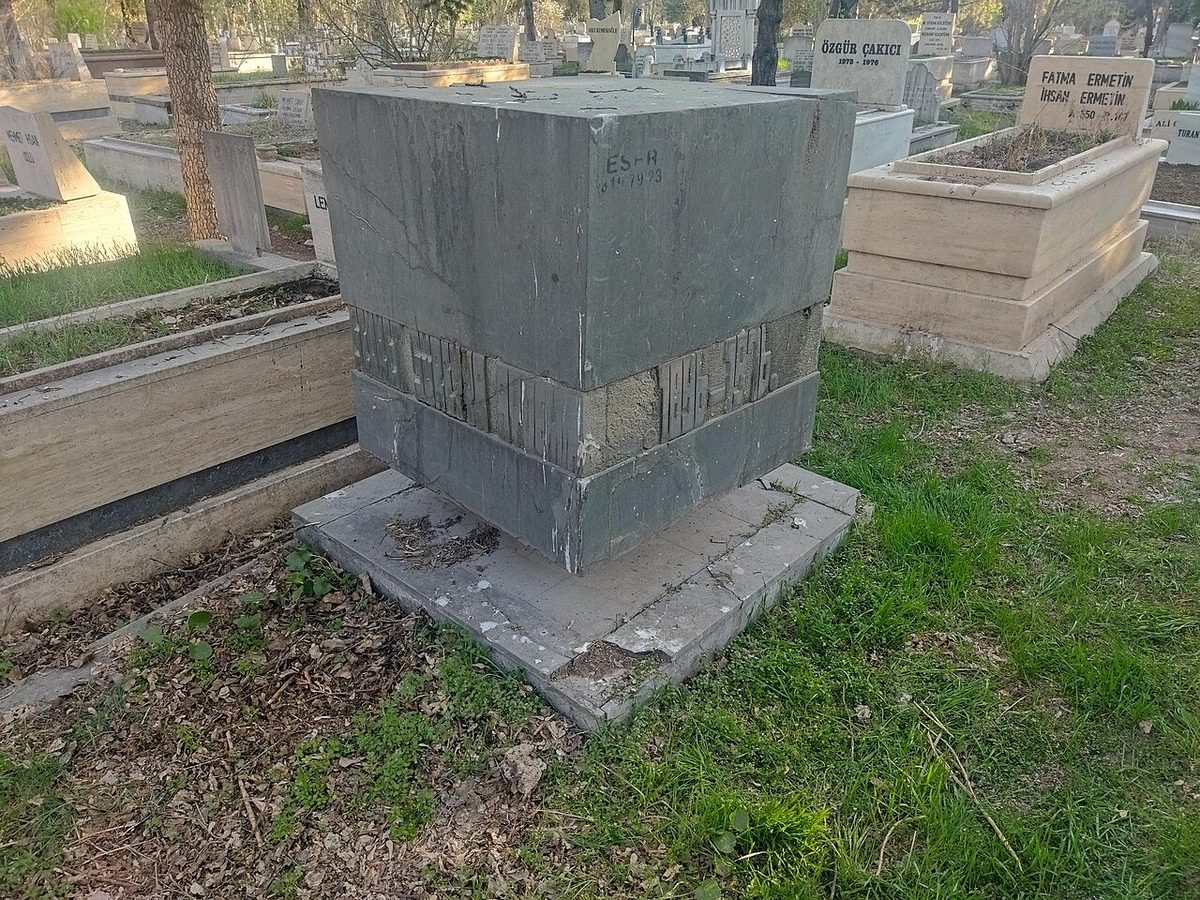 Şevket Süreyya Aydemir'in Cebeci Asri Mezarlığı'ndaki kabri