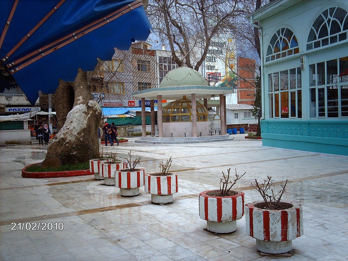 Mustafakemalpaşa'da Şeyh Müftü Camii avlusu