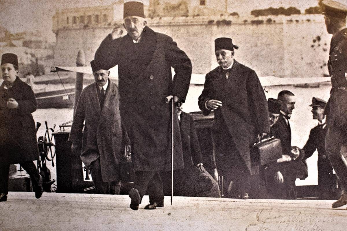 Saltanatın kaldırılmasından sonra İstanbul'dan ayrılan Vahdettin'in bir İngiliz savaş gemisiyle Malta'ya varışı