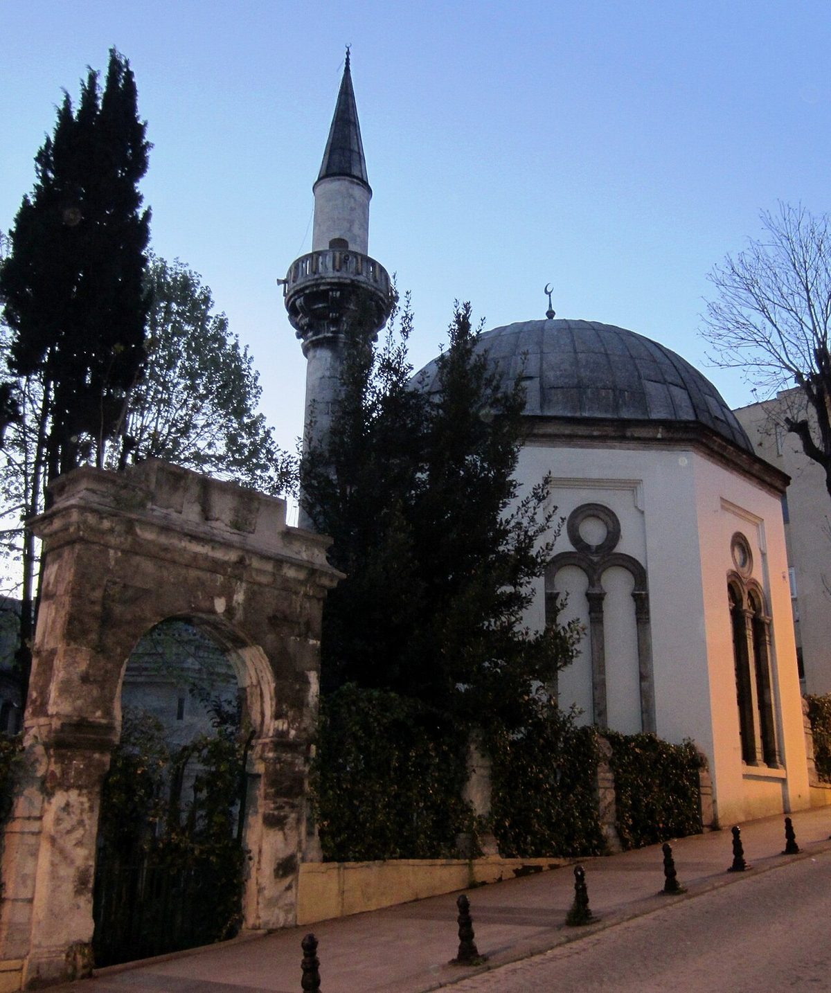 İstanbul'daki Klodfarer Caddesi'nde Fuat Paşa Camii
