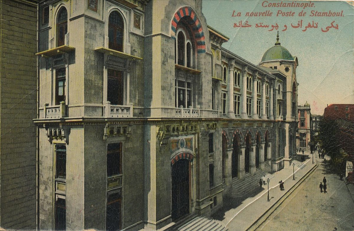 Sirkeci'deki Büyük Postane binası; İstanbul Radyosu 1927'de bu binanın bodrumunda yayına başladı