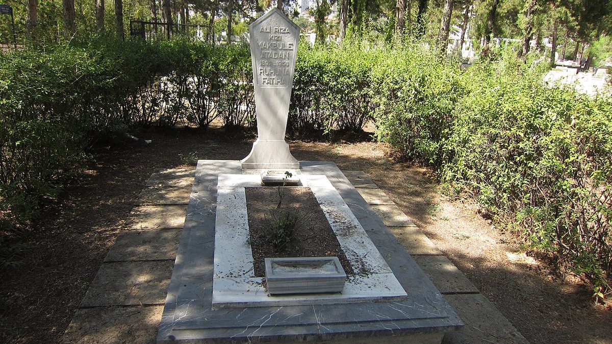 Makbule Atadan'ın Ankara Cebeci Asri Mezarlığı'ndaki kabri