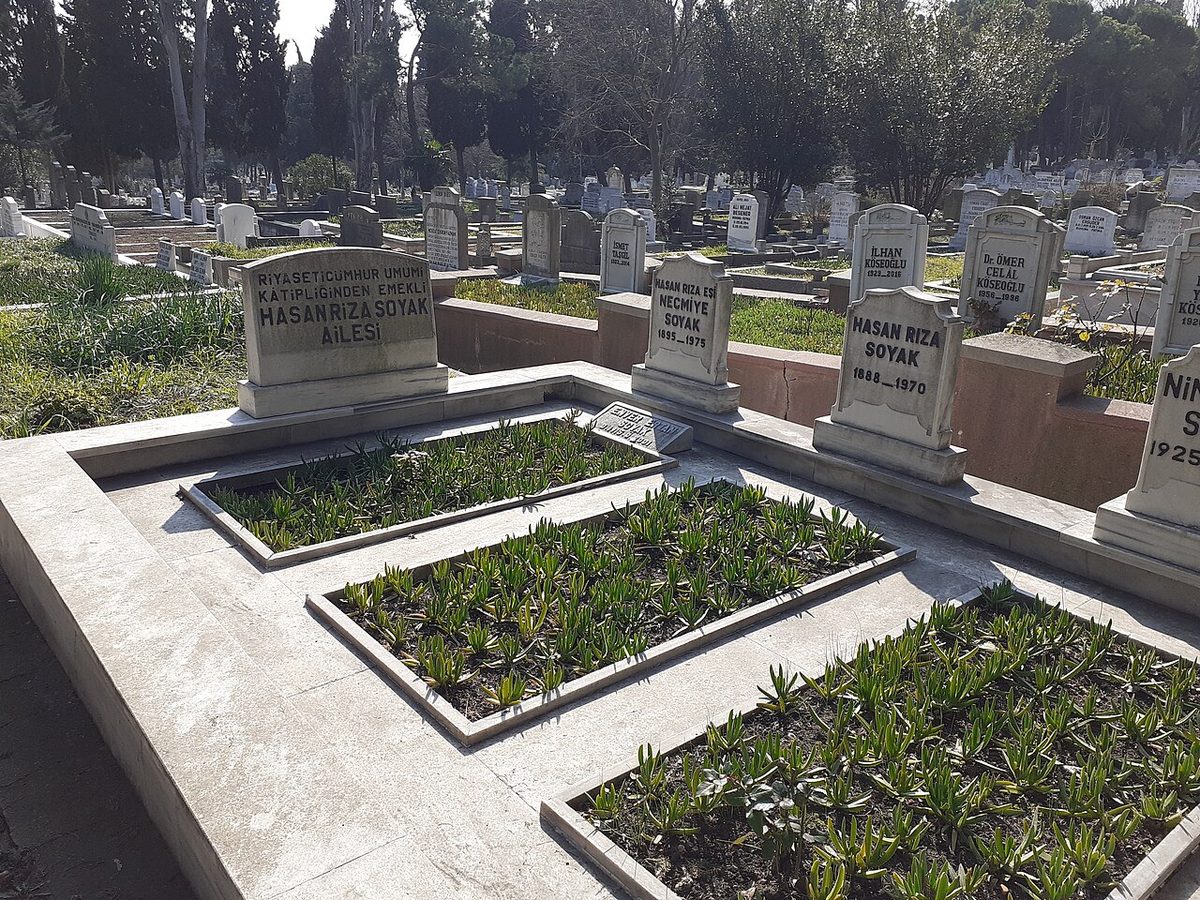 Hasan Rıza Soyak ve ailesinin mezarı