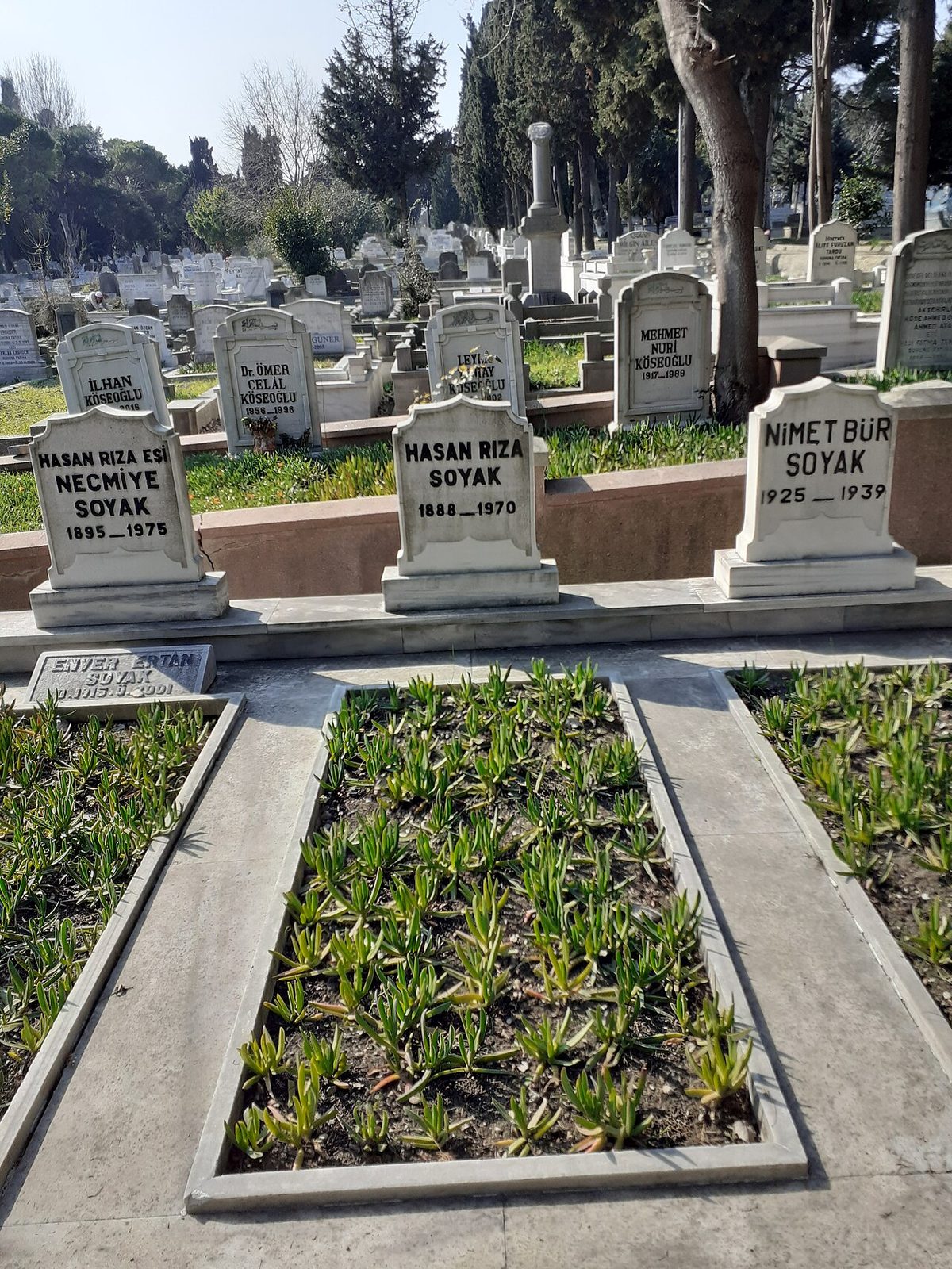 Hasan Rıza Soyak'ın mezarı