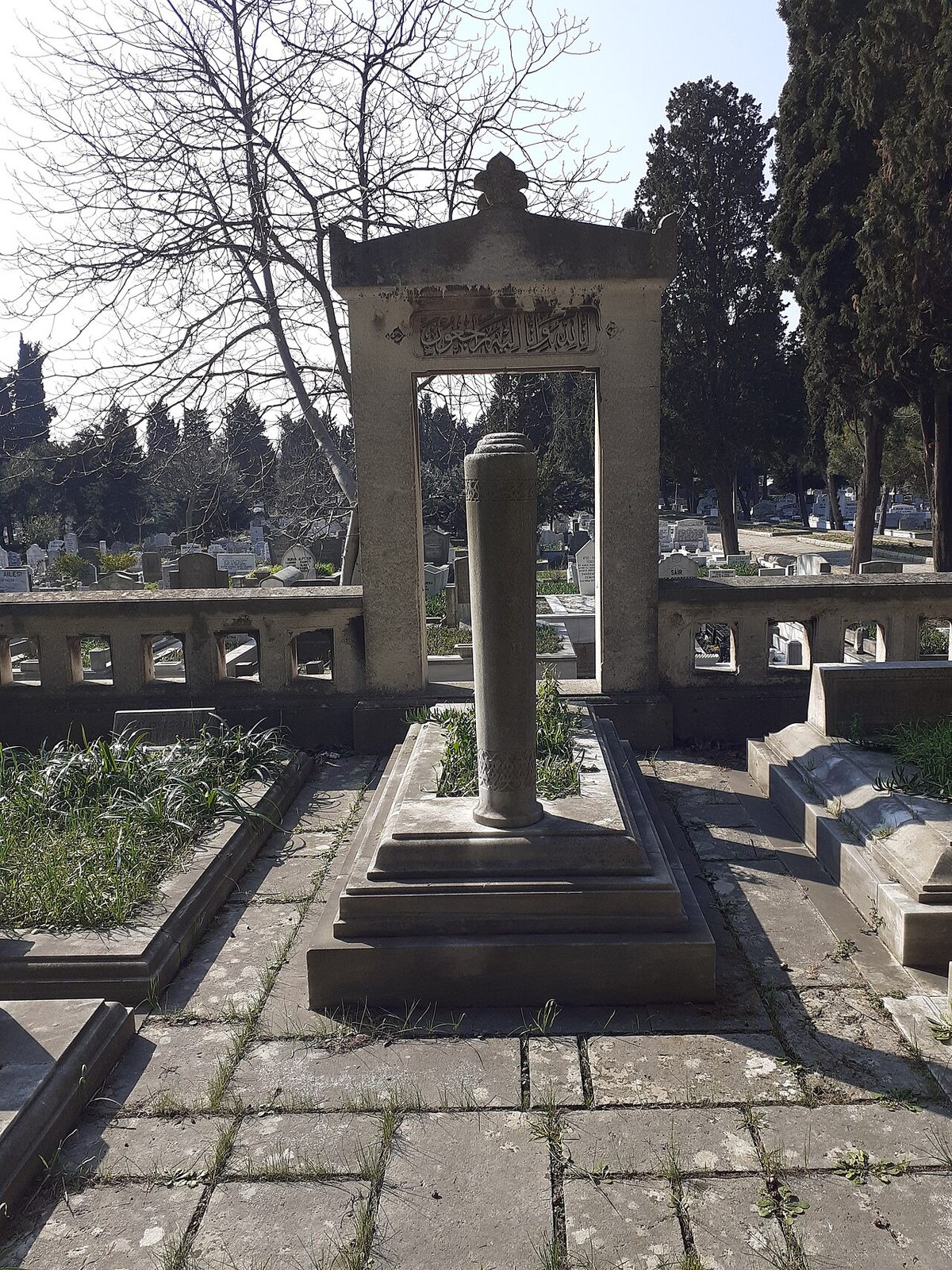 Yunus Nadi Abalıoğlu'nun Edirnekapı Şehitliği'ndeki mezarı