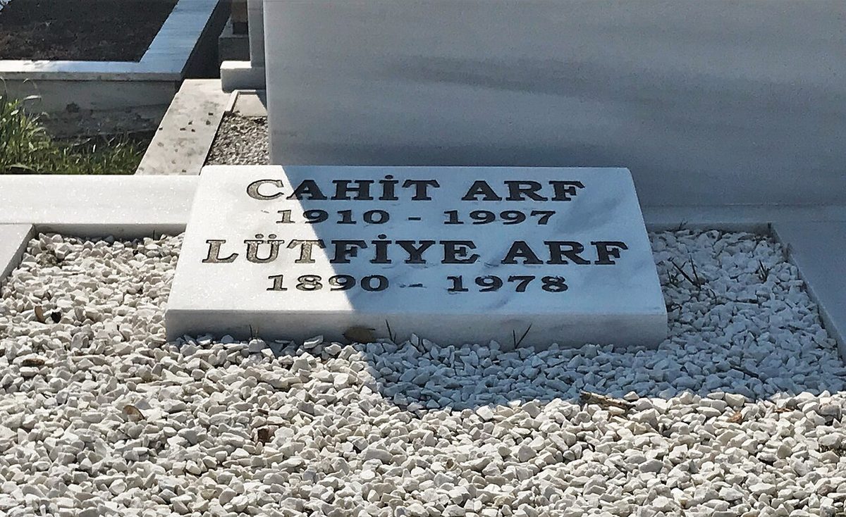 Cahit Arf'ın mezar taşı