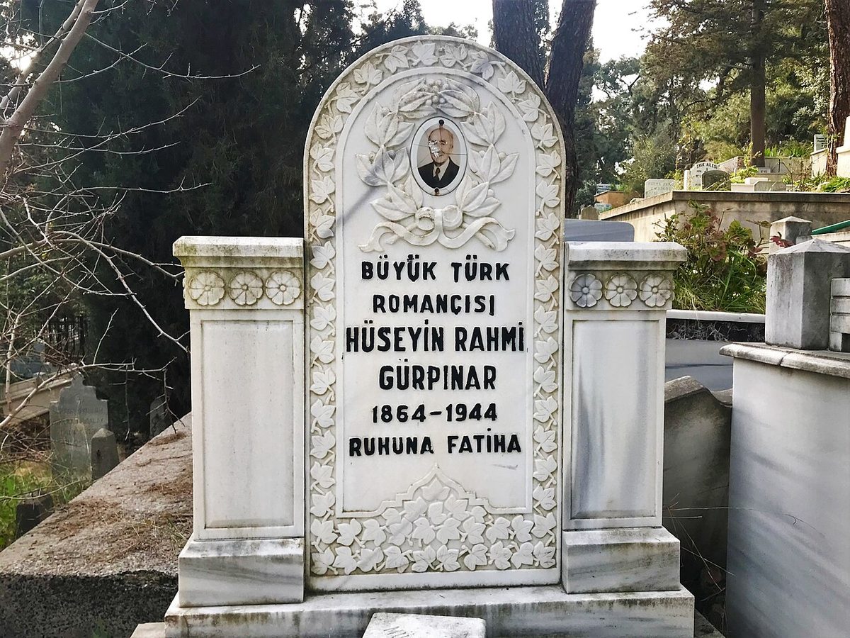 Hüseyin Rahmi Gürpınar'ın Heybeliada'daki mezar taşı