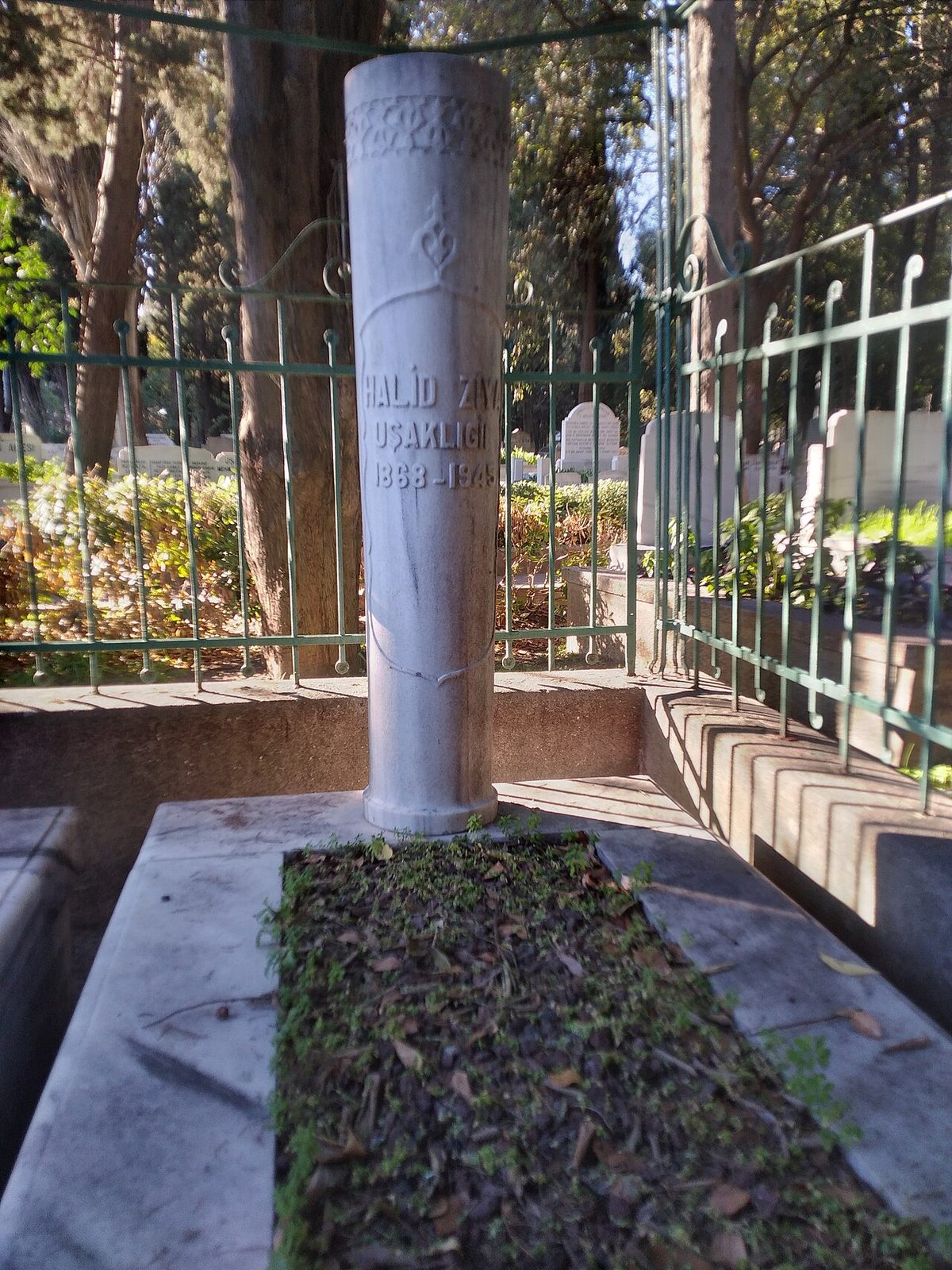 Halit Ziya Uşaklıgil'in mezar taşı