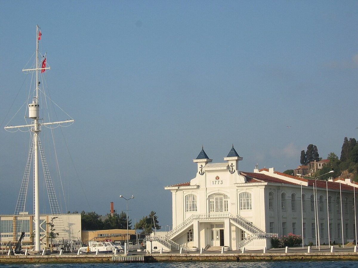 Heybeliada'daki deniz okulu binası