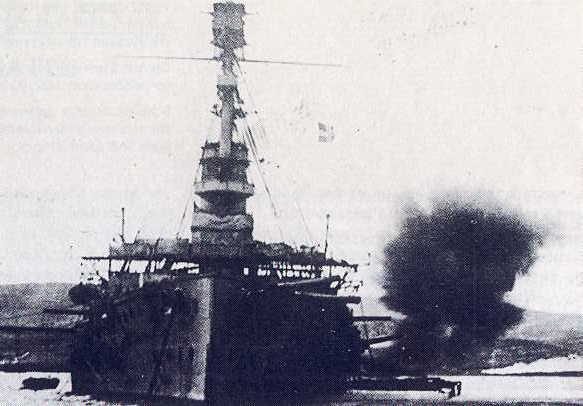 HMS Cornwallis zırhlısı boğaz tabyalarını bombalarken, Şubat 1915