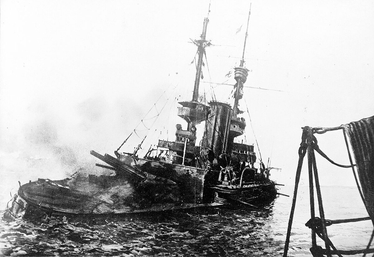 Terk edilen İngiliz zırhlısı HMS Irresistible, 18 Mart 1915