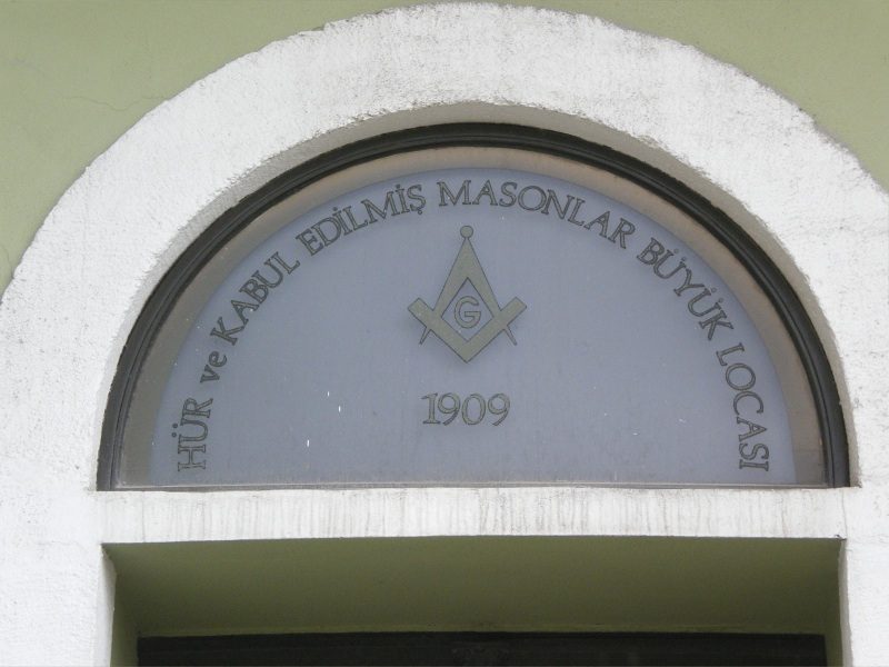 İstanbul'daki bir mason binasının vitray penceresi