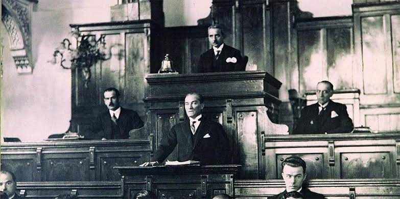 Atatürk Nutuk'u okurken