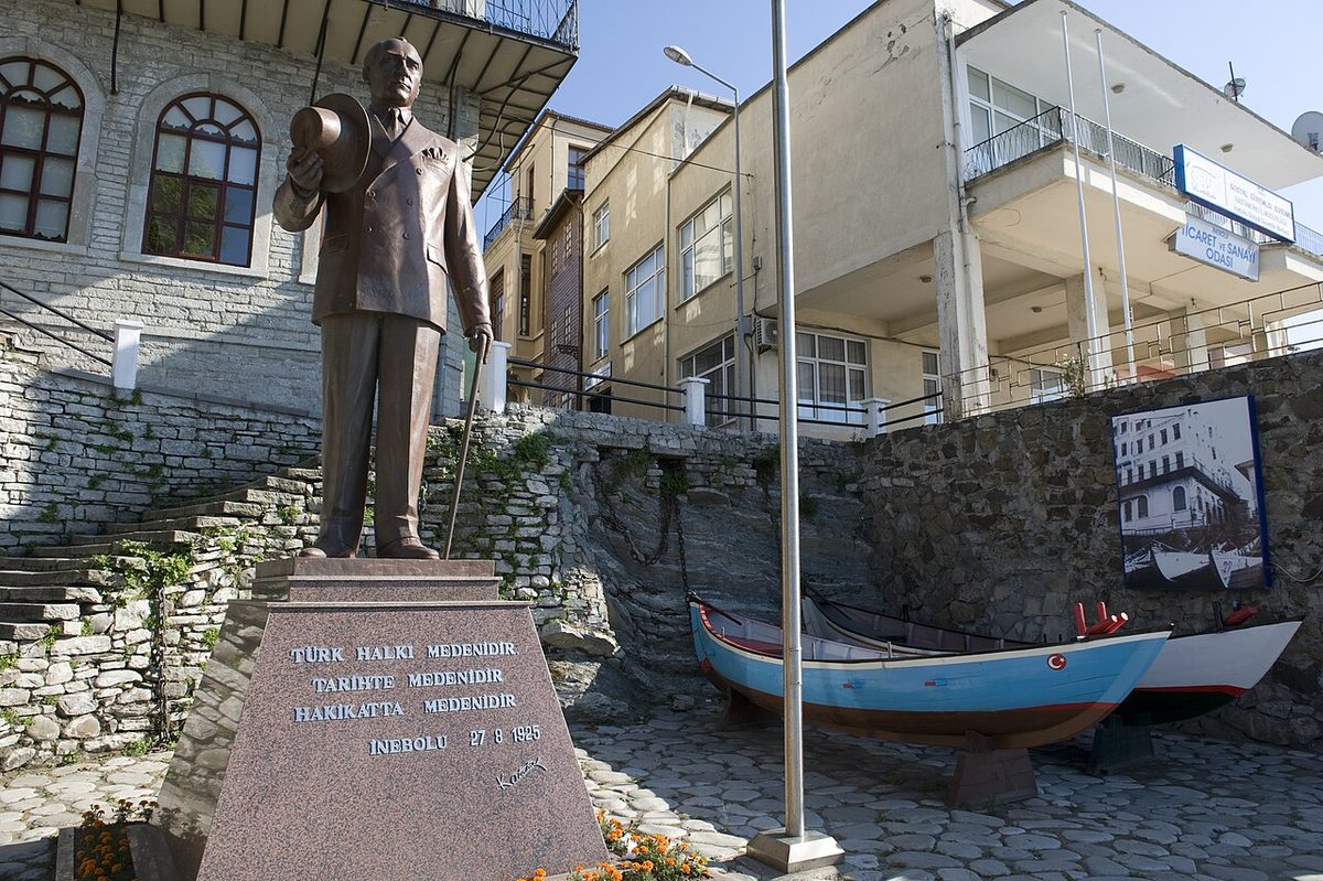 İnebolu'daki İstiklâl Madalyası anıtı