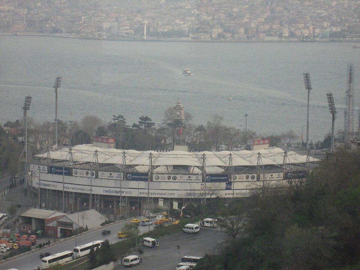 Boğaz kıyısındaki İnönü Stadyumu