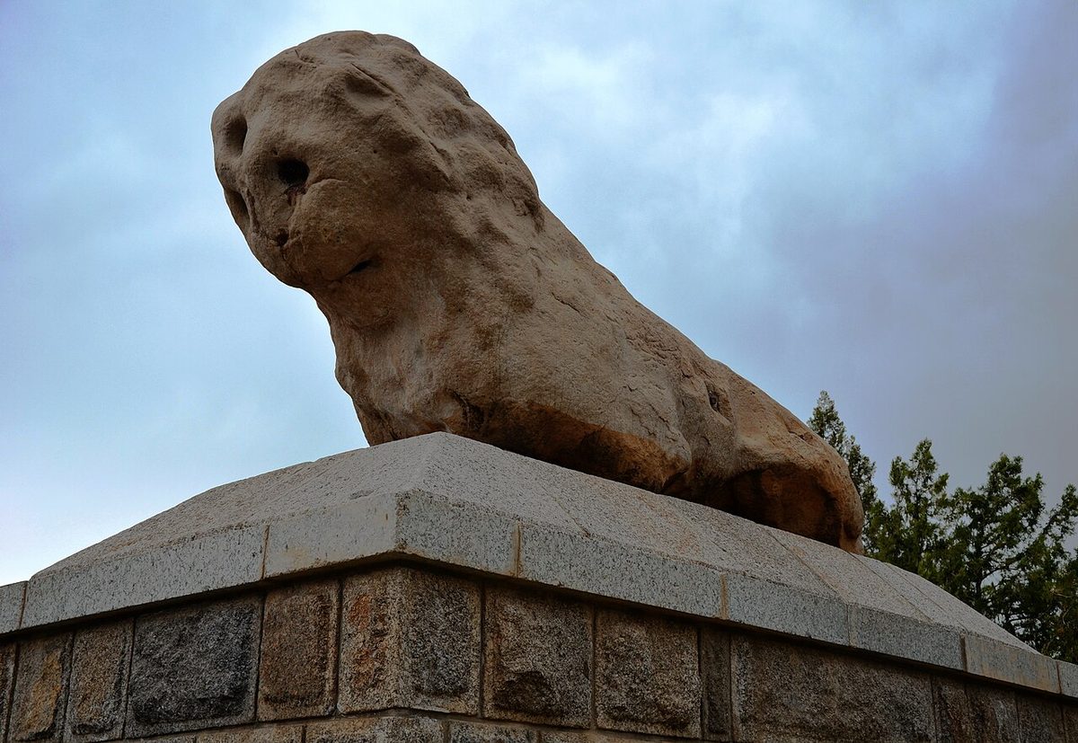 Hemedan'daki tarihî taş aslan heykeli