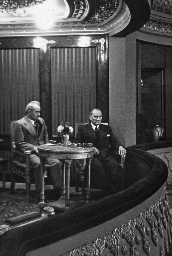 İsmet İnönü ve Mustafa Kemal Atatürk, 1932 Türk Tarih Kongresi sırasında