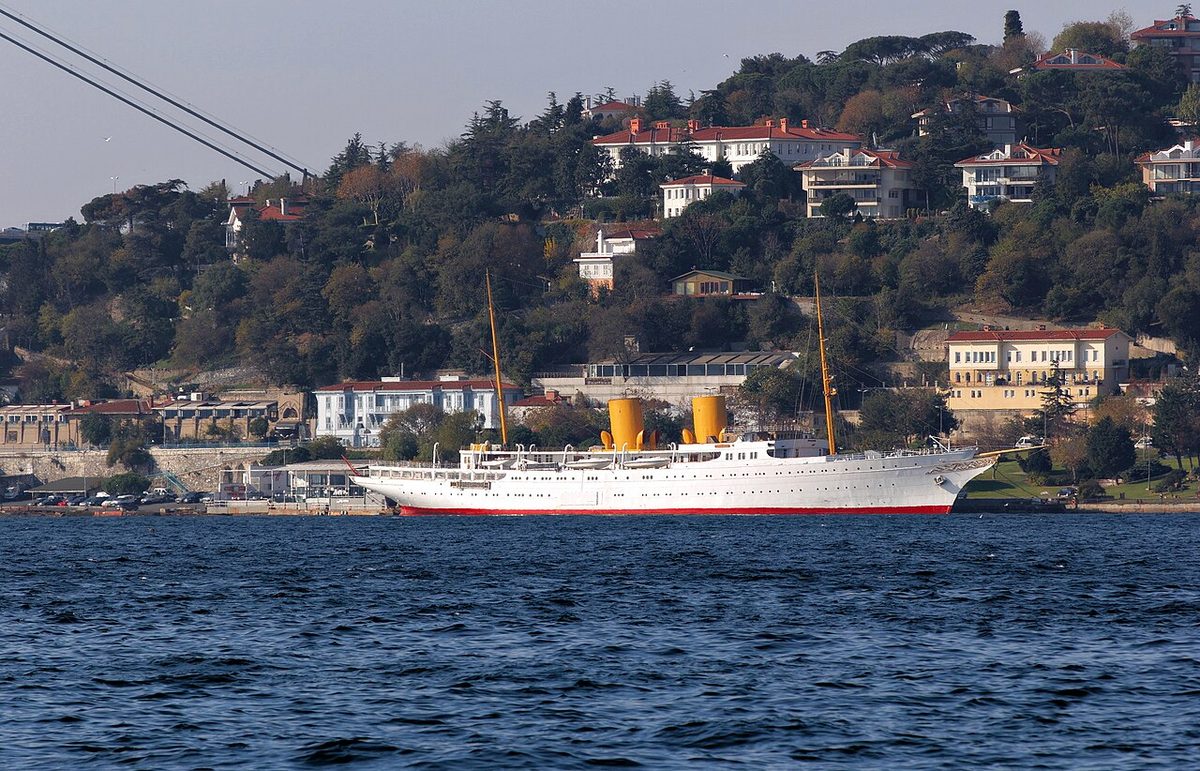 İstanbul Boğazı'nda Savarona yatı