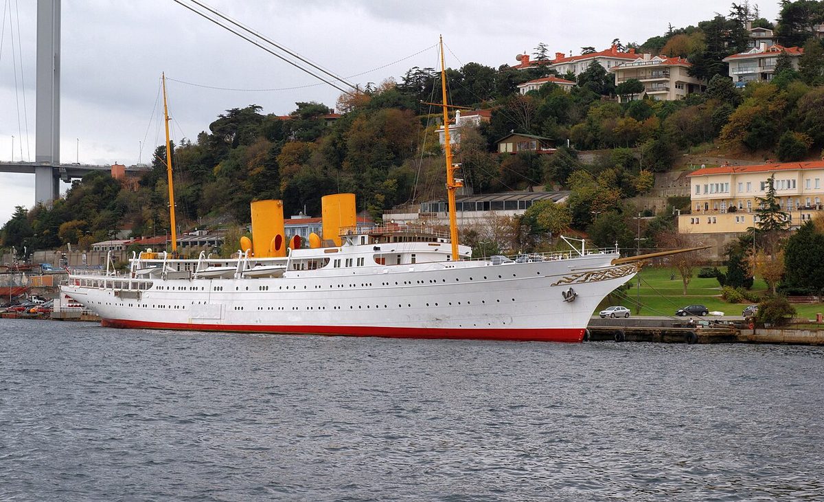 Ertuğrul'un yerini alan Savarona yatı, İstanbul Boğazı