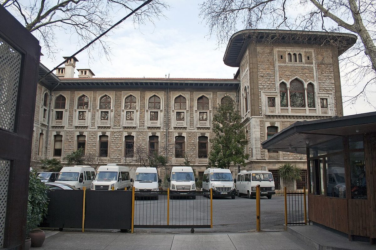 İstanbul Erkek Lisesi binası önünde okul servisleri