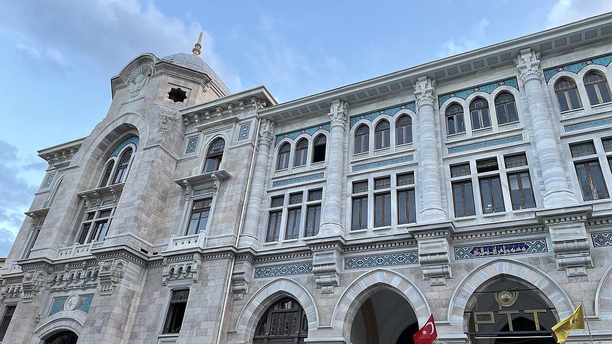 Vedat Tek'in tasarladığı Sirkeci Büyük Postane binası