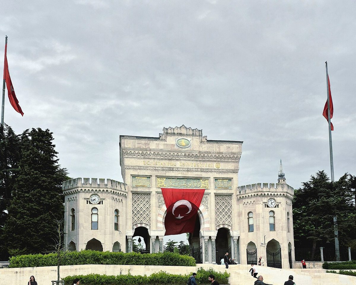 İstanbul Üniversitesi'nin giriş kapısı; Darülfünun İlahiyat Fakültesi bu çatı altında açılmıştı