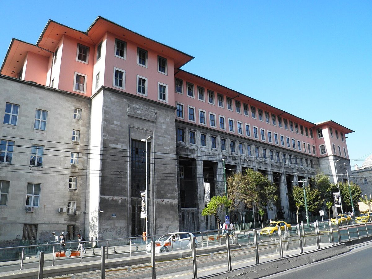 İstanbul Üniversitesi Edebiyat Fakültesi binası