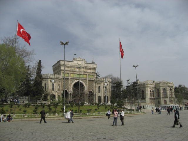 İstanbul Üniversitesi'nin Beyazıt'taki ana kapısı