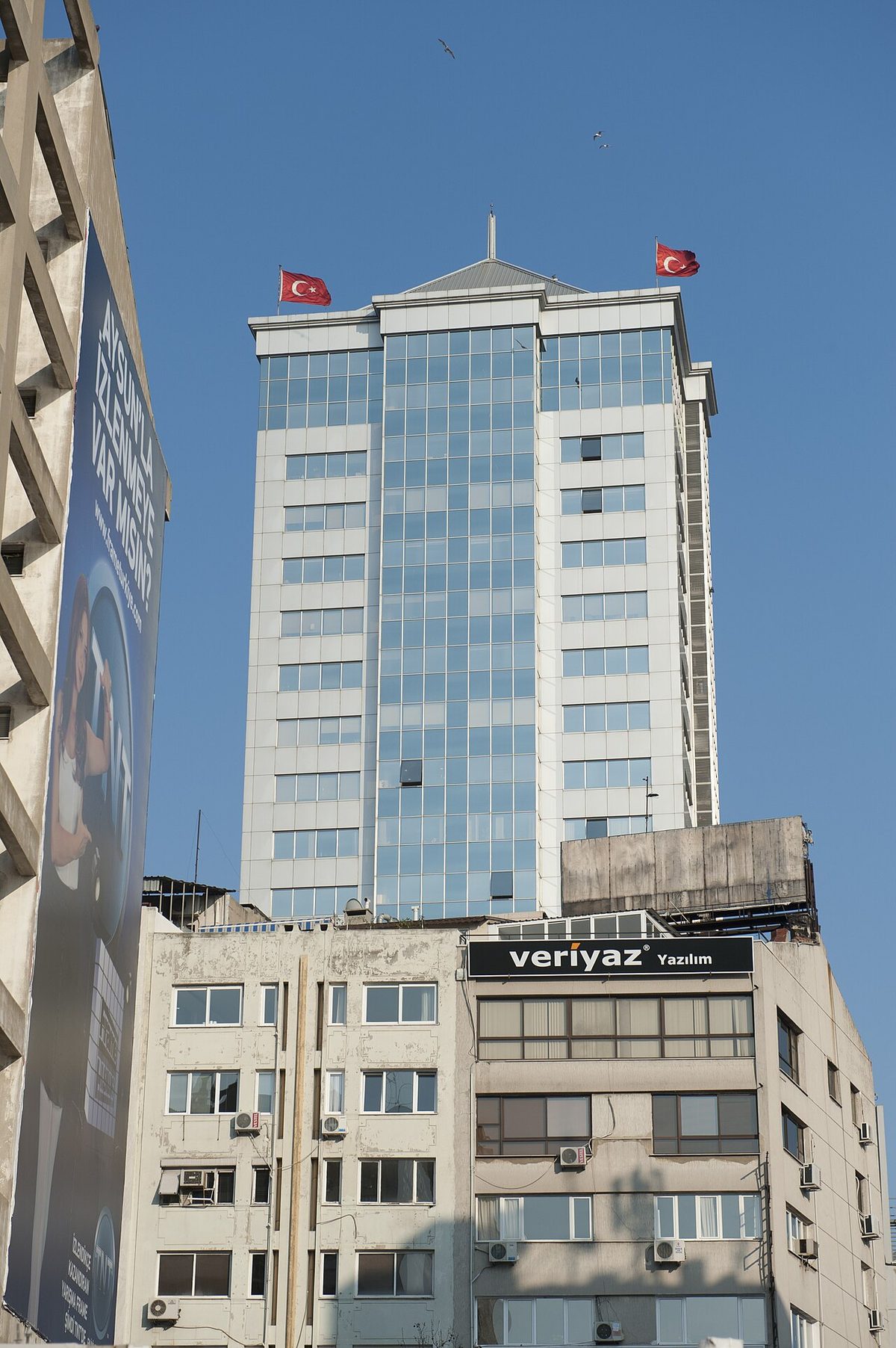 İzmir'de Vali Kâzım Dirik Caddesi tabelası