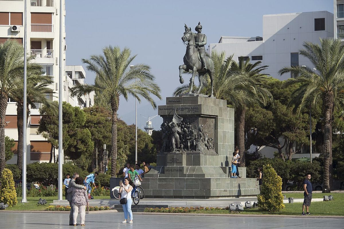 İzmir Cumhuriyet Meydanı'ndaki atlı Atatürk Anıtı