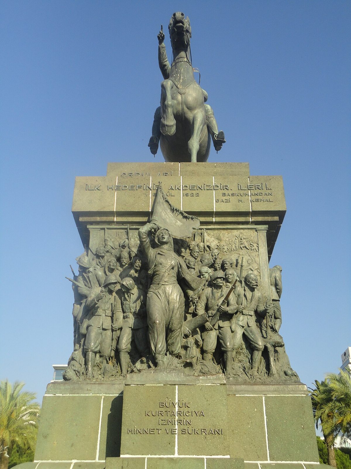 İzmir Atatürk Anıtı ve kaidesi