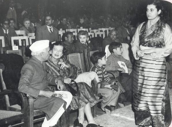 Nehru, kızı İndira ve torunlarıyla