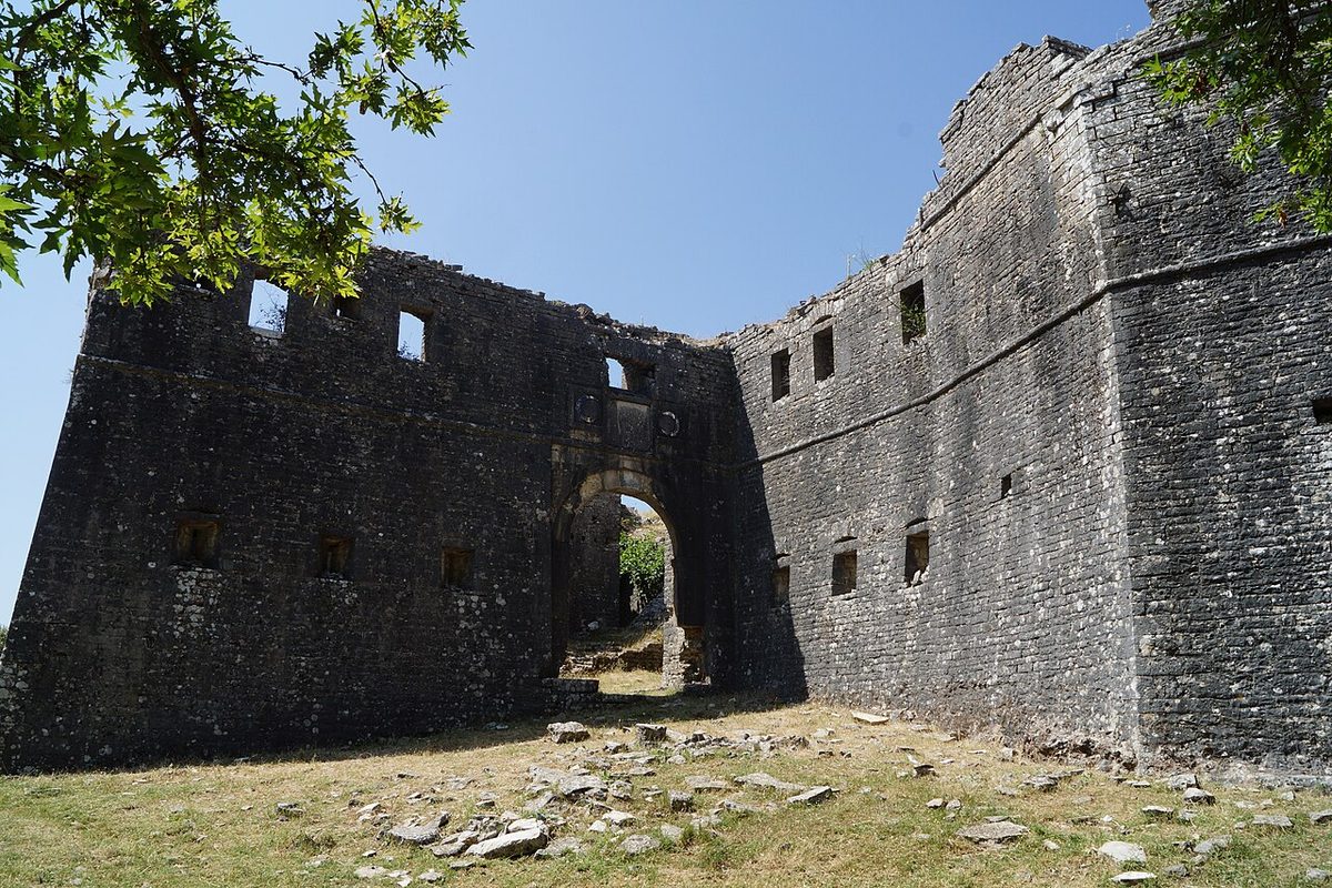 Beşpınar (Pente Pigadia) kalesinin kalıntıları