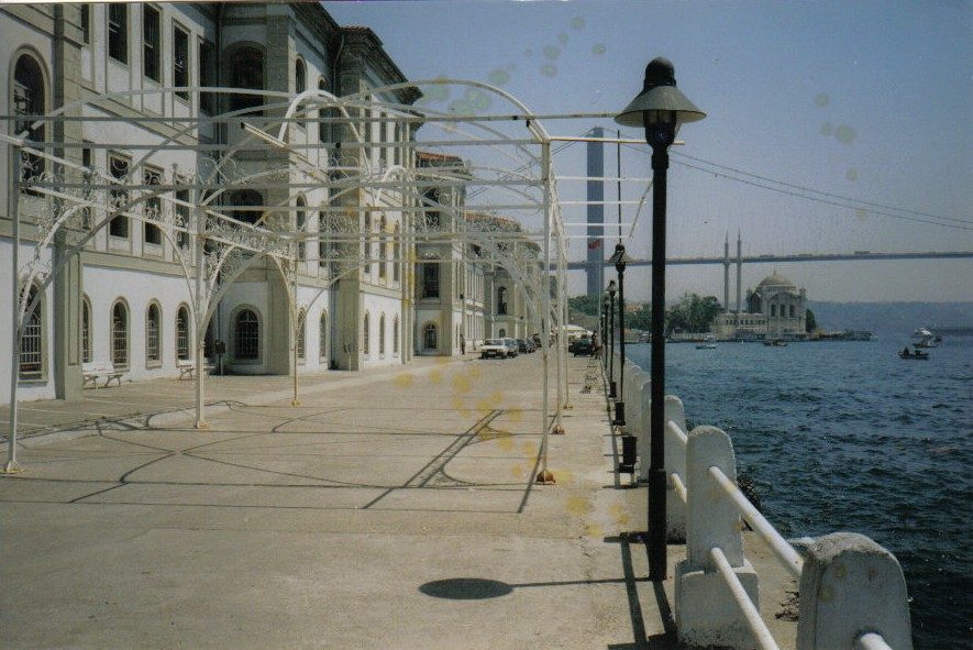 Ortaköy kıyısındaki Feriye Sarayı'nda Kabataş Erkek Lisesi binası