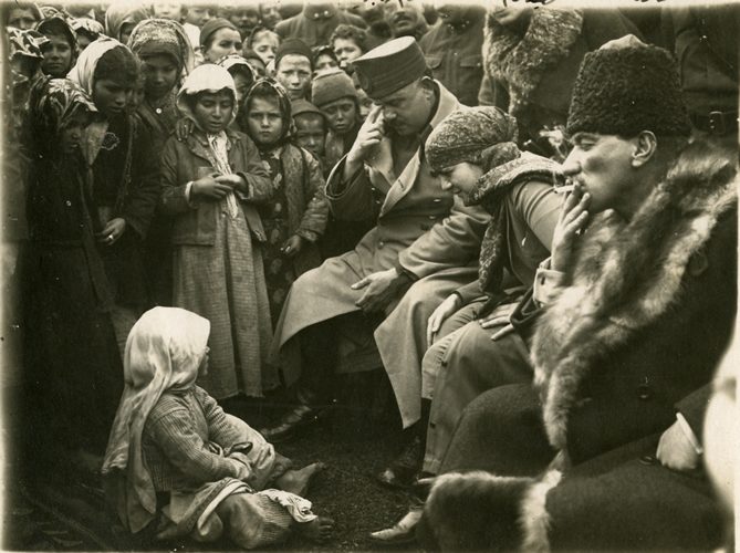 Karabekir, Latife Hanım ve Mustafa Kemal, Edremit yolu üzerindeki Ergama köyünde, 8 Şubat 1923