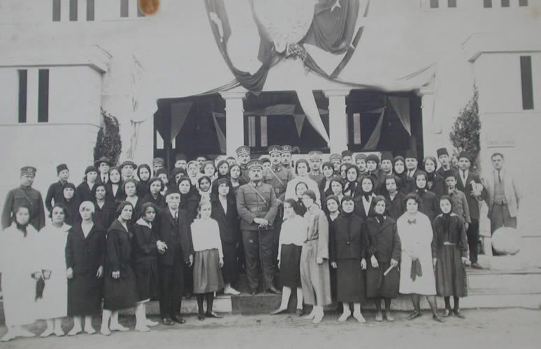 Kâzım Karabekir öğrencilerle