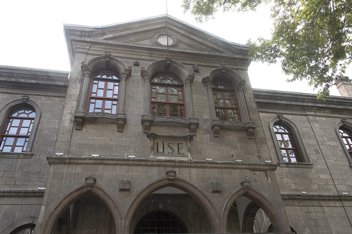 Faruk Nafiz'in 1922'de öğretmen olarak atandığı Kayseri Lisesi