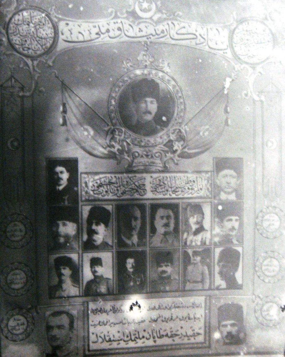 Mustafa Kemal Paşa cephede harita başında