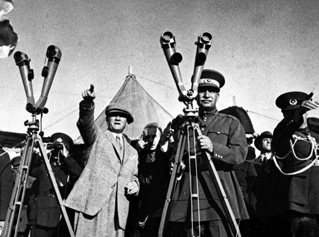 Atatürk ve Rıza Şah Pehlevi Türkiye'de askerî tatbikatta