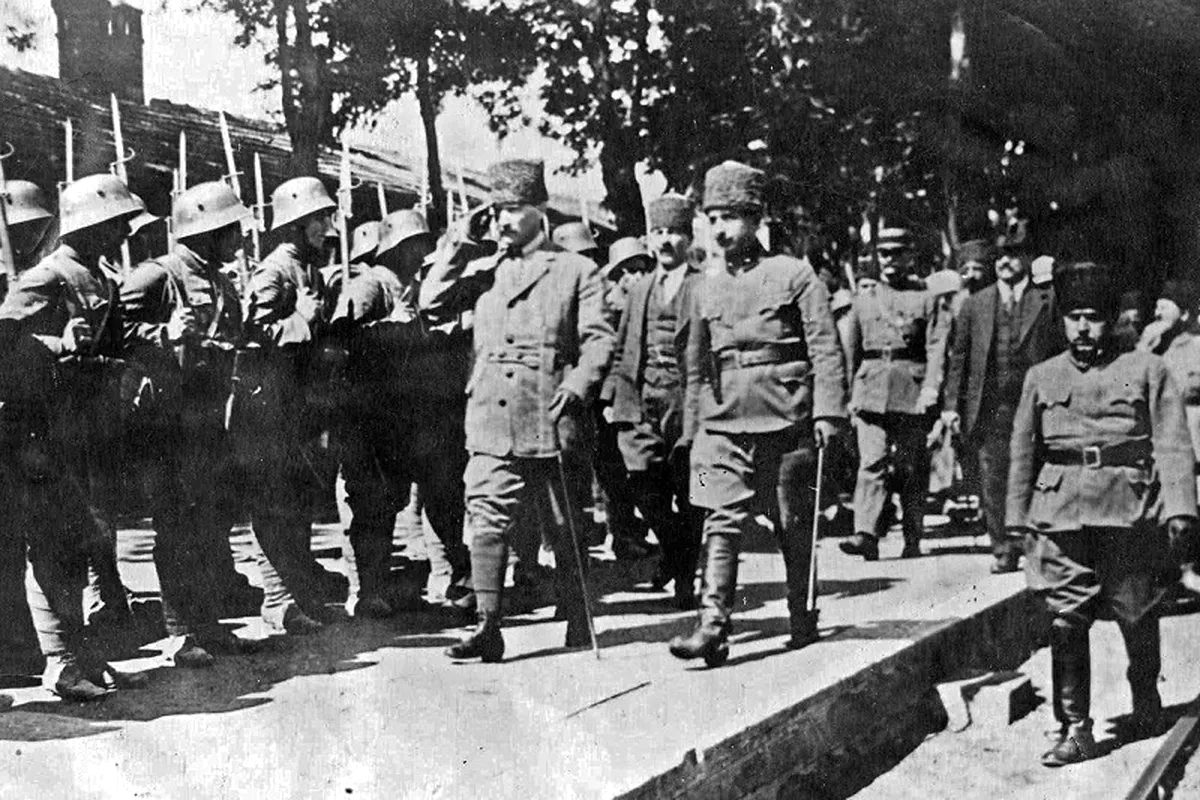 Mustafa Kemal Paşa ve İsmet Paşa İkinci İnönü Muharebesi'nden sonra askerleri teftişte