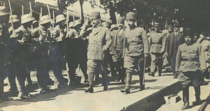Mustafa Kemal Paşa ve İsmet Paşa İkinci İnönü Muharebesi'nden sonra askerleri teftiş ederken