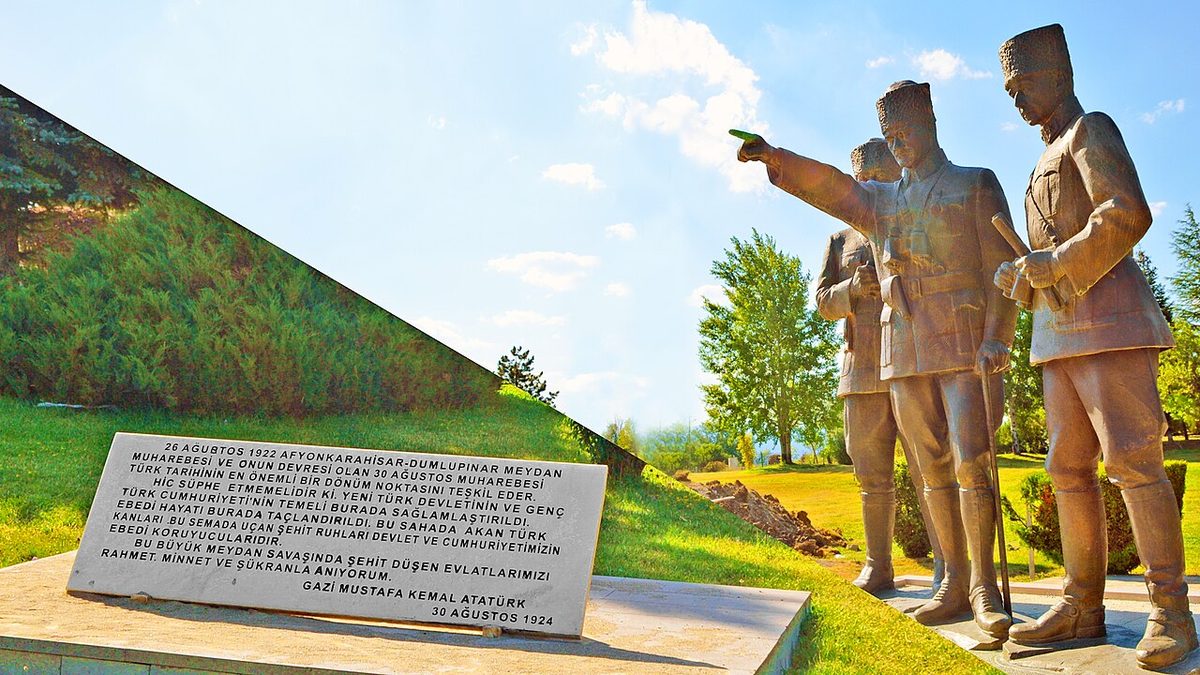 Dumlupınar'daki Atatürk, İnönü ve Fevzi Çakmak anıtı