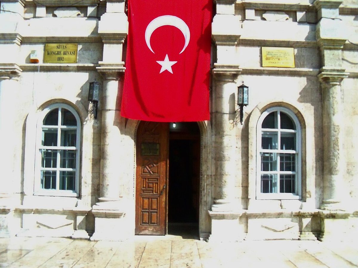 Kongre binasının arka giriş kapısı